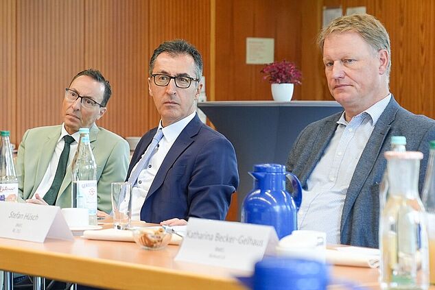 Der Bundesminister Cem Özdemir (Mitte) neben dem Leiter der Zentralabteilung des BMEL, Herrn Oliver Conz (Links) und dem Referatsleiter des Referates für Pflanzenbau und Grünland, Herrn Stefan Hüsch (Rechts) beim Besuch des Bundessortenamtes