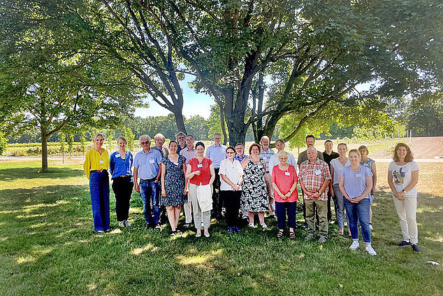 Gruppenbild der Teilnehmenden am Treffen des Netzwerkes Pflanzensammlungen