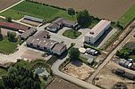 Luftbild mit 5 Gebäuden und einem Gewächshaus