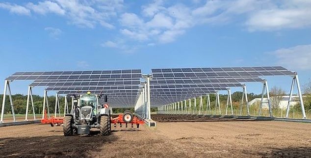 Agri-Photovoltaik-Anlage der Firma Steinicke in Lüchow, Aussaat unter der Anlage