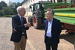 zwei Männer vor einem Traktor im Gespräch