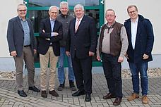 Sechs Personen vor einer Tür