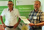 Herr Dr. Spellerberg und Herr Dr. Koch bei der Übergabe einer Urkunde
