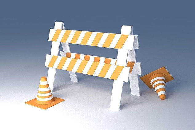 Baustellenabsperrung und 2 Leitkegel