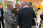 Bundesministerin Klöckner im Gespräch mit Mitarbeitern und Besuchern am Stand des BSA auf der Grünen Woche