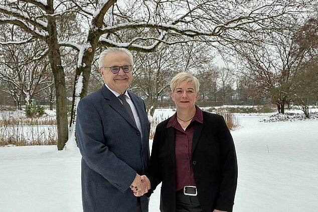 Elmar Pf&uuml;lb hands over the management of the Federal Plant Variety Office to Karin Riemer