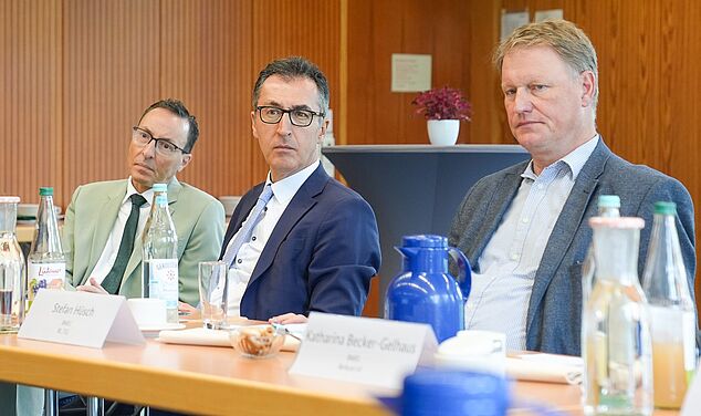 Der Bundesminister Cem &Ouml;zdemir (Mitte) neben dem Leiter der Zentralabteilung des BMEL, Herrn Oliver Conz (Links) und dem Referatsleiter des Referates f&uuml;r Pflanzenbau und Gr&uuml;nland, Herrn Stefan H&uuml;sch (Rechts) beim Besuch des Bundessortenamtes
