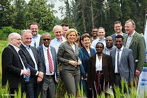 Beteiligte des Projektes auf einem Getreidefeld.