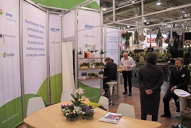 Vier Personen an einem Messestand