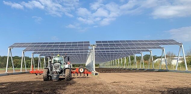Agri-Photovoltaik-Anlage der Firma Steinicke in L&uuml;chow, Aussaat unter der Anlage