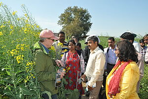 Beteiligte des Projektes an einem Rapsfeld.