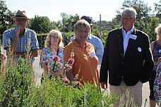 4 Personen betrachen Blumen
