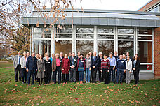 Personengruppe vor einem Geb&auml;ude